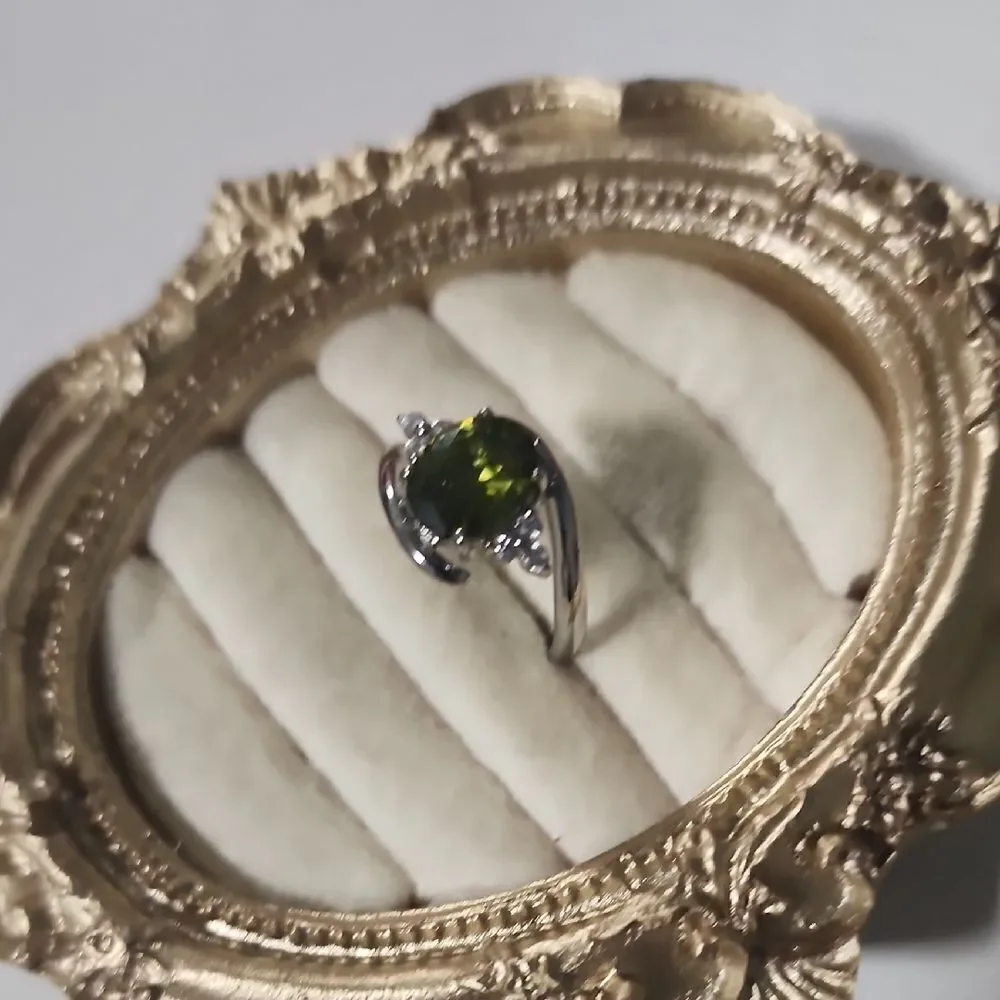 Elegant Silver Ring With Green Center Size 8